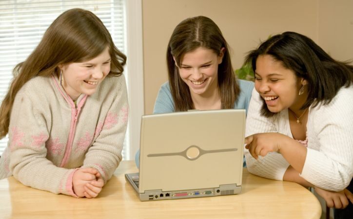 Tyrimas: 75 proc. paauglių internete buvo užkalbinti nepažįstamųjų