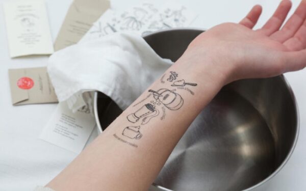 Daiktų pusryčiai. Ant kūno tatuiruojami patiekalų receptai (foto, video)