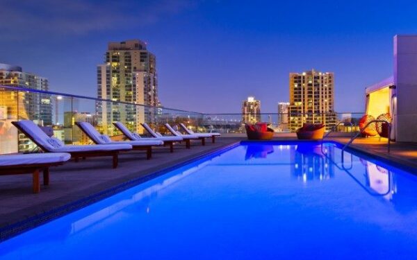 Prabangumo viršunė – baseinas ant stogo