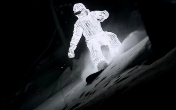 Video pusryčiai: tamsoje švytintis snieglentininkas (video)