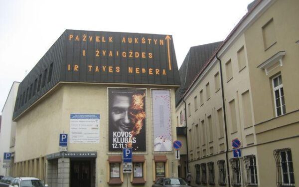 V. Bareikio spektaklio „Kovos klubas“ premjeros metu scenoje išvysime apie 40 žmonių