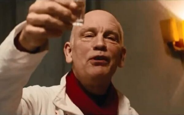 Johnas Malkovichius lietuviškai prabilo filme „Rizikinga erzinti diedukus 2“