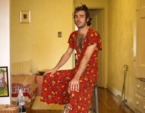 Po padu: vyrai matuojasi savo merginų drabužius (foto)