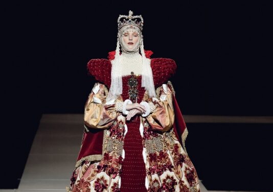 J. Statkevičiaus kolekcijos pristatymas: Renesanso bajoraitės, vyrai su aukštakulniais ir kvepalų akcentas (foto)