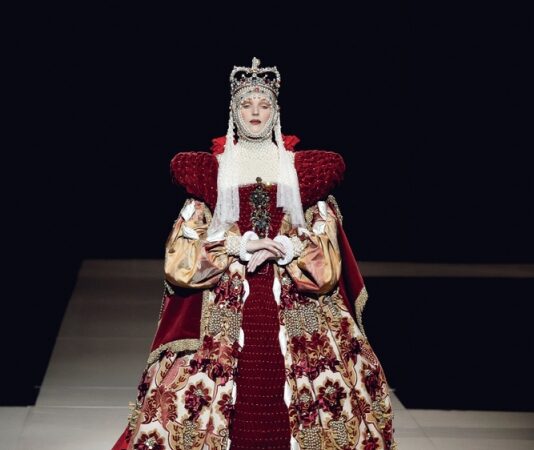 J. Statkevičiaus kolekcijos pristatymas: Renesanso bajoraitės, vyrai su aukštakulniais ir kvepalų akcentas (foto)