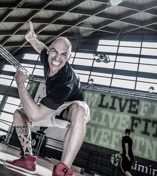 Vilniuje viešėsianti fitneso legenda Julio Papi: „Sveikas gyvenimo būdas laikosi ant trijų dramblių“