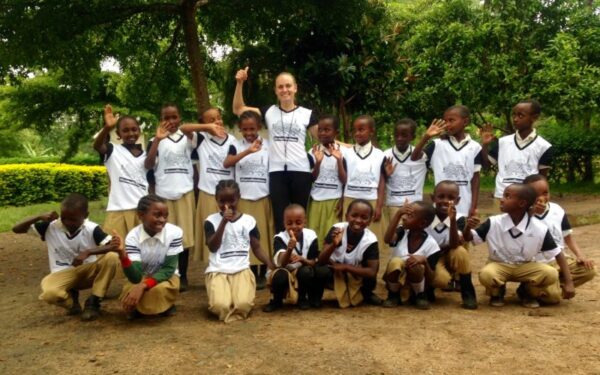 Maratonininkė M. Juodeškaitė Tanzanijos vaikus moko sportuoti ir kalbėti angliškai