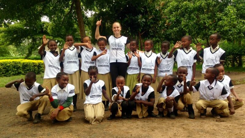 Maratonininkė M. Juodeškaitė Tanzanijos vaikus moko sportuoti ir kalbėti angliškai