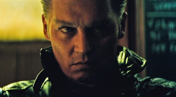 Vos atpažįstamas  Johnny Deppas kriminalinėje veiksmo dramoje „Juodosios mišios“ įkūnijo legendinį Bostono gangsterį