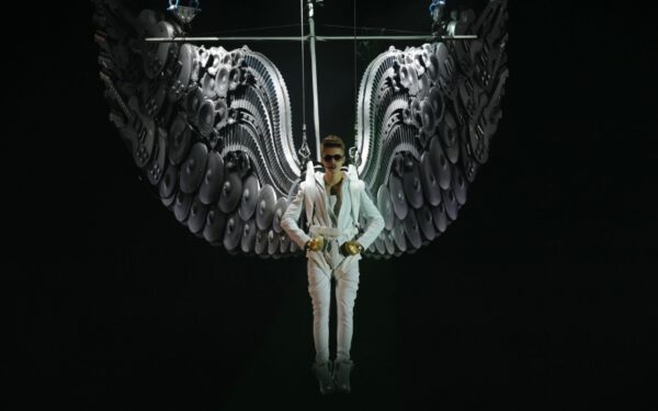 Stabdantis karjerą Justinas Bieberis kviečia į pasimatymą kino teatre