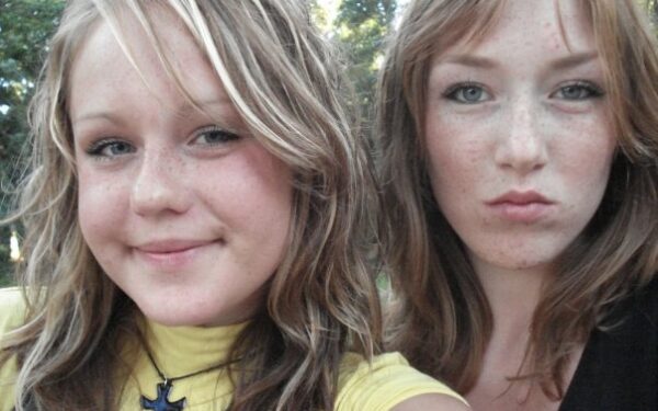 Konkurso „Fotografuokis su strazdanomis“ dalyvės Justina ir Almina