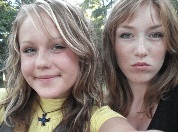 Konkurso „Fotografuokis su strazdanomis“ dalyvės Justina ir Almina