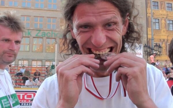 Dokumentinis lietuvio filmas apie asocialių asmenų futbolo čempionatą – „Alkofutbolas“