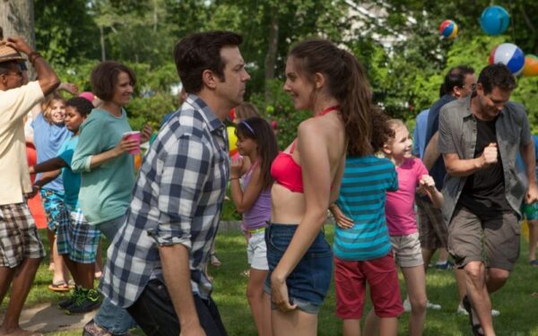 Jasonas Sudeikis juokins pikantiškoje komedijoje apie dviejų draugų lovos nuotykius „Dėl visko kaltas seksas“