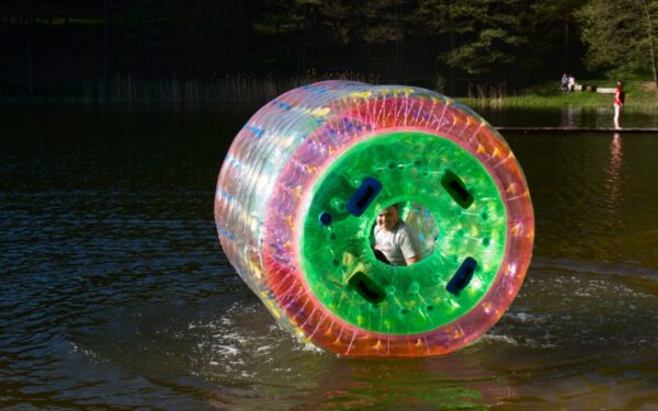 „Galapagai / Roko naktys“ – įspūdžių lavina skriejant virš vandens