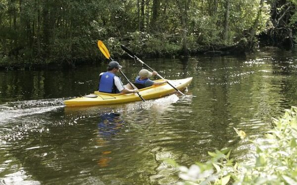 Vasaros pramogos Lietuvoje: TOP 5 baidarių maršrutai šeimoms, įmonėms ir ekstremalams
