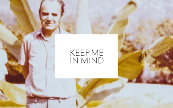 Kvietimas apsilankyti nemokamame išgyvenusiųjų holokaustą pasakojimų performanse „Keep Me In Mind“