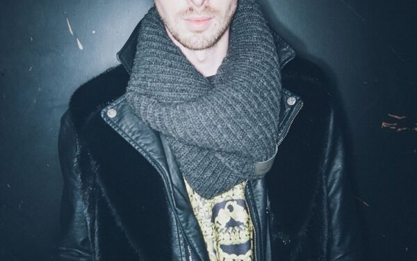 Stilistas Kęstas Rimdžius: „Prie klasikinio kostiumo dera ir ryškūs kedai“