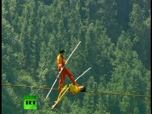 Kinai virš bedugnės be apsaugų vaikščiojo lynu ir vienas per kitą (foto