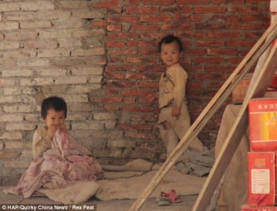 Kinijos požemiai: vaikai prirakinami grandinėmis