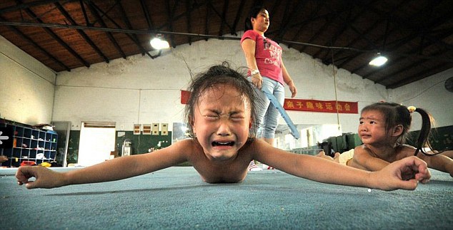Kinijos sportininkai nuo mažens lavinami siaubingomis salygomis