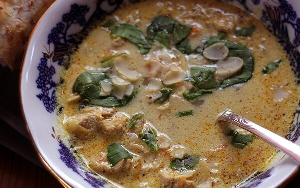 Sekmadienio receptas – kokosinė vištienos sriuba su kariu ir kitomis gėrybėmis