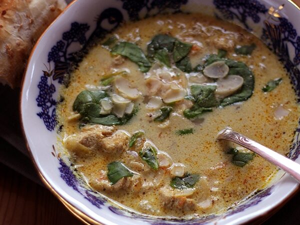 Sekmadienio receptas – kokosinė vištienos sriuba su kariu ir kitomis gėrybėmis