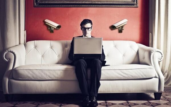 Kiek „Google“ ir „Facebook“ uždirba iš mūsų privačių duomenų?