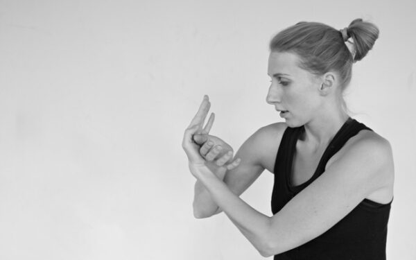 Spektaklyje – šokėjos ir dambrelio garsų dialogas