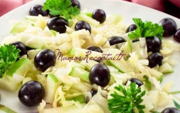 Kopūstų salotos su obuoliais ir vynuogėmis