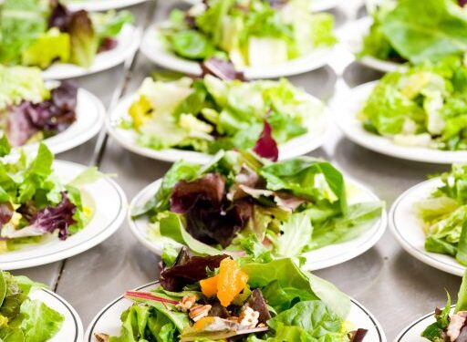 Salotos su kriaušėmis ir pelėsiniu sūriu