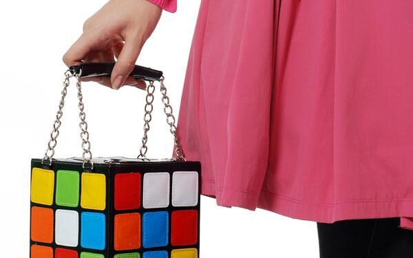 12 keisčiausių rankinių ir piniginių