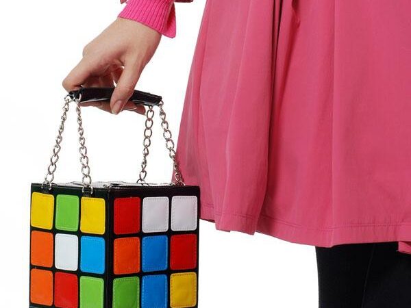 12 keisčiausių rankinių ir piniginių