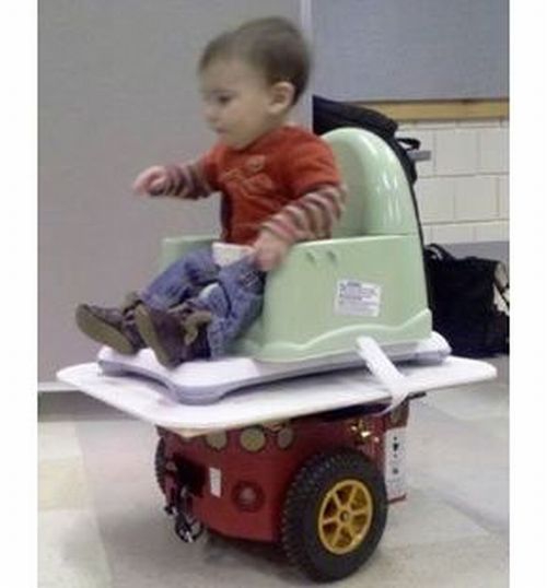 Kūdikiai važinėti gali žaidimų kompiuterio valdomu robotu
