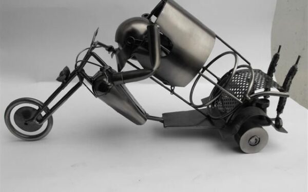 Vairuotojai kviečiami kurti meną iš transporto priemonių detalių