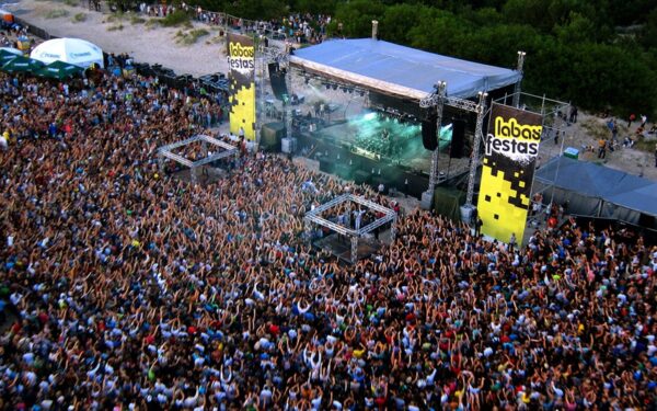 „LABAS Festas“ – 4 sunkvežimiai technikos, 2 pramogų parkai, 12 val. šokių muzikos