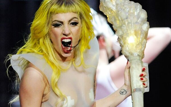 Lady Gaga kvepalų reklamoje be nuogybių neapsiėjo (Foto)