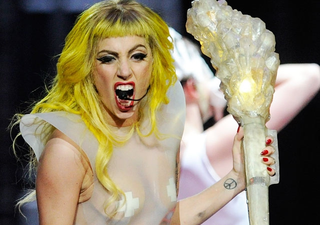 Lady Gaga kvepalų reklamoje be nuogybių neapsiėjo (Foto)