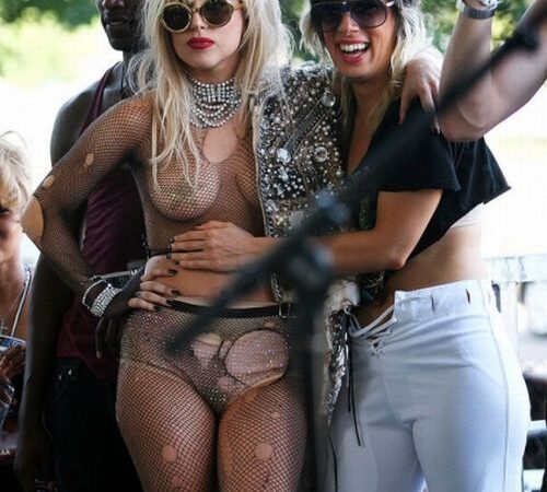 Lady Gaga suknelės varo siaubą? (Foto)