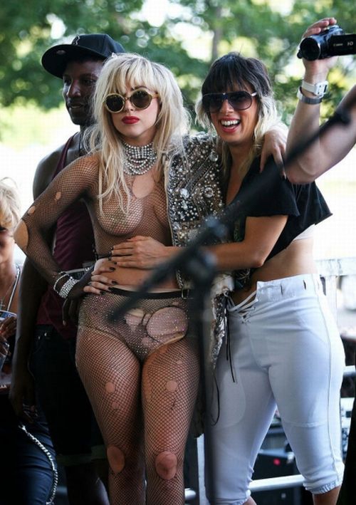 Lady Gaga suknelės varo siaubą? (Foto)