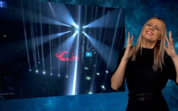 „Eurovizijos“ sensacija tapusi gestų kalbos vertėja Laura Valytė išvers komediją „O, ne! O, taip!“