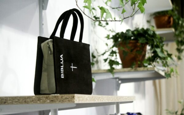 Garsių dizainerių spintoje – vienetiniai drabužiai, mažos kainos ir obuolių pyragas (Foto)