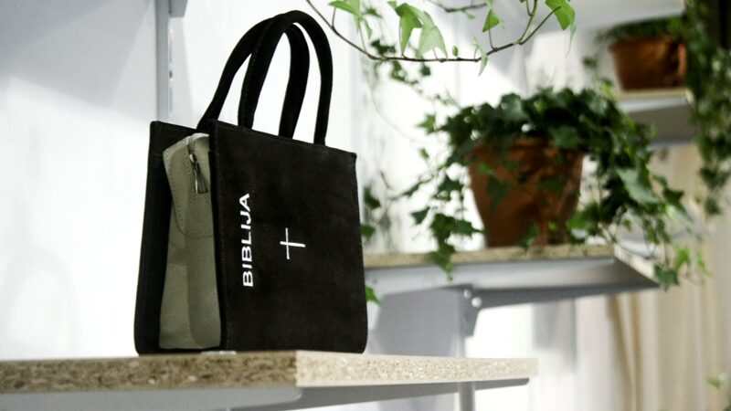 Garsių dizainerių spintoje – vienetiniai drabužiai, mažos kainos ir obuolių pyragas (Foto)