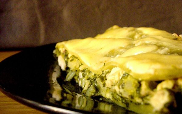 Lazanija su varške ir špinatais