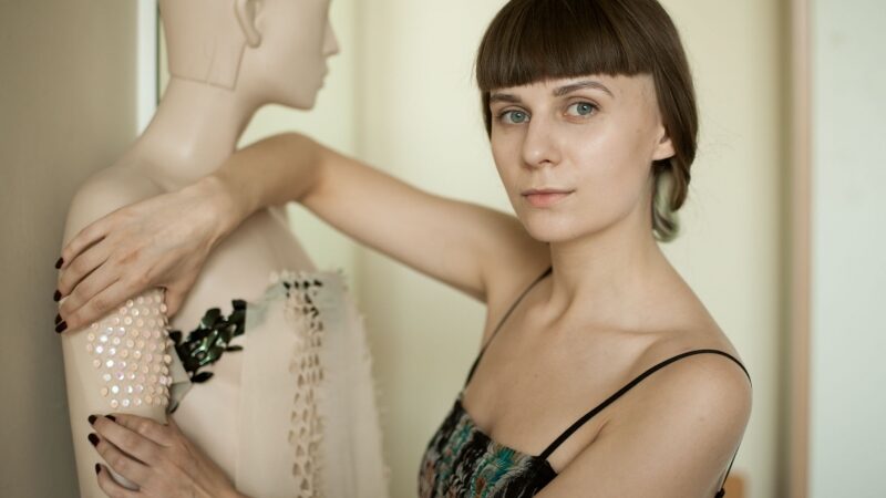 Jauna ir pripažinta dizainerė apie gyvūnų neskriaudžiančią madą (foto)