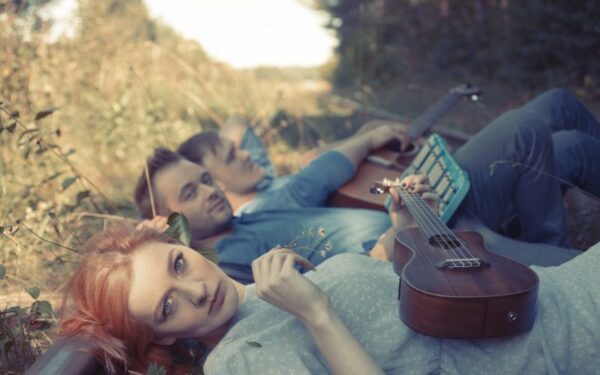 „Liūdni slibinai“ naują dainą įamžino gulėdami ant traukinio bėgių