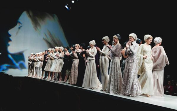 Dizaineris L. Salasevičius pristatė vakarinių suknelių kolekciją „Miesto raganos“ (foto)