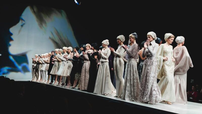 Dizaineris L. Salasevičius pristatė vakarinių suknelių kolekciją „Miesto raganos“ (foto)