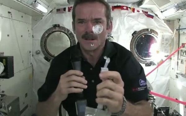 Astronautų higienos ypatumai: kaip orbitoje nusiplauti rankas? (video)