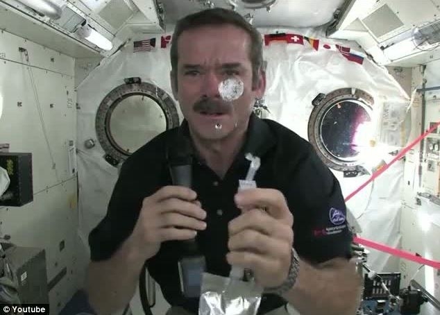 Astronautų higienos ypatumai: kaip orbitoje nusiplauti rankas? (video)